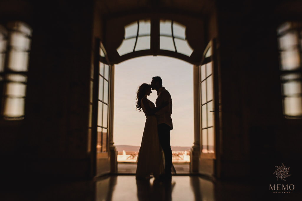 Pár sa bozkáva v dverách.