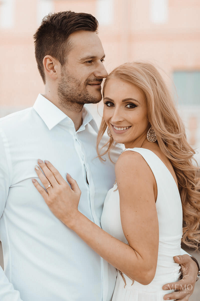 Pár v romantickej póze na fotografii.