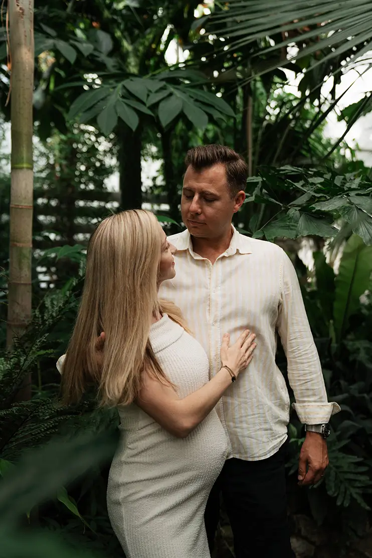 Pár na romantickej prechádzke.