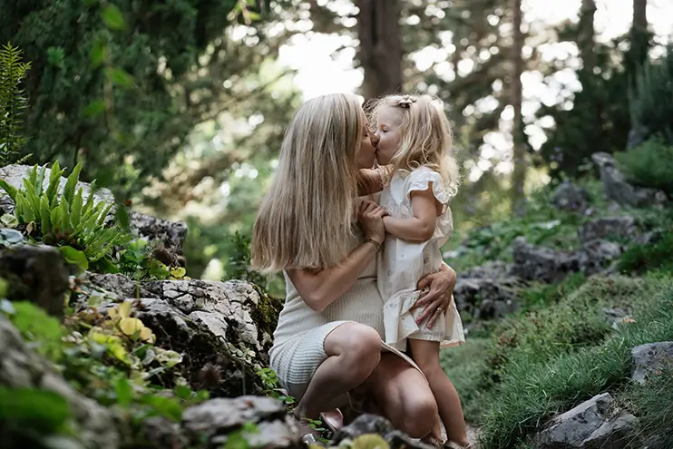 Pár s tehotenským bruškom v lese