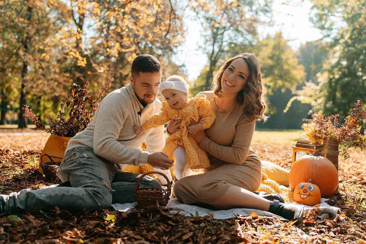 Rodina s dieťaťom v jesennom parku