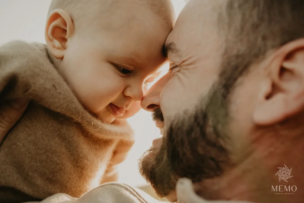 Dieťa a muž sa zblízka usmievajú