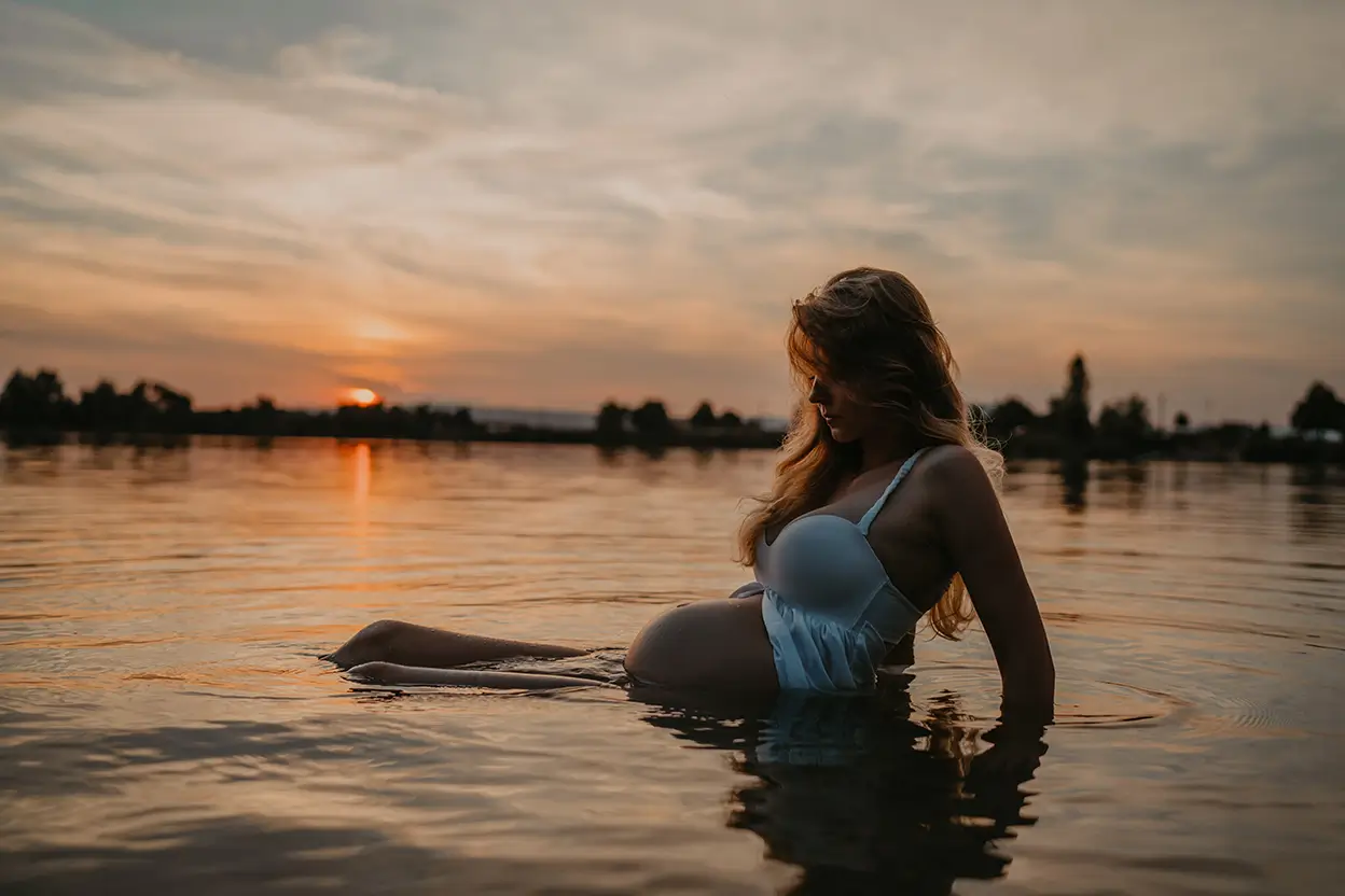 Pár s tehotenským bruškom v lese