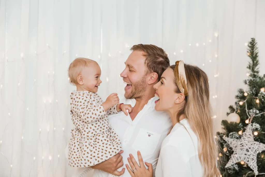 Rodinný moment s dieťaťom a úsmevmi.