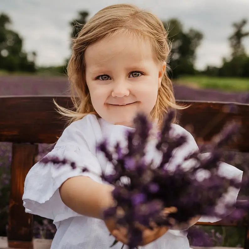 Pár objímajúci sa v levanduľovom poli