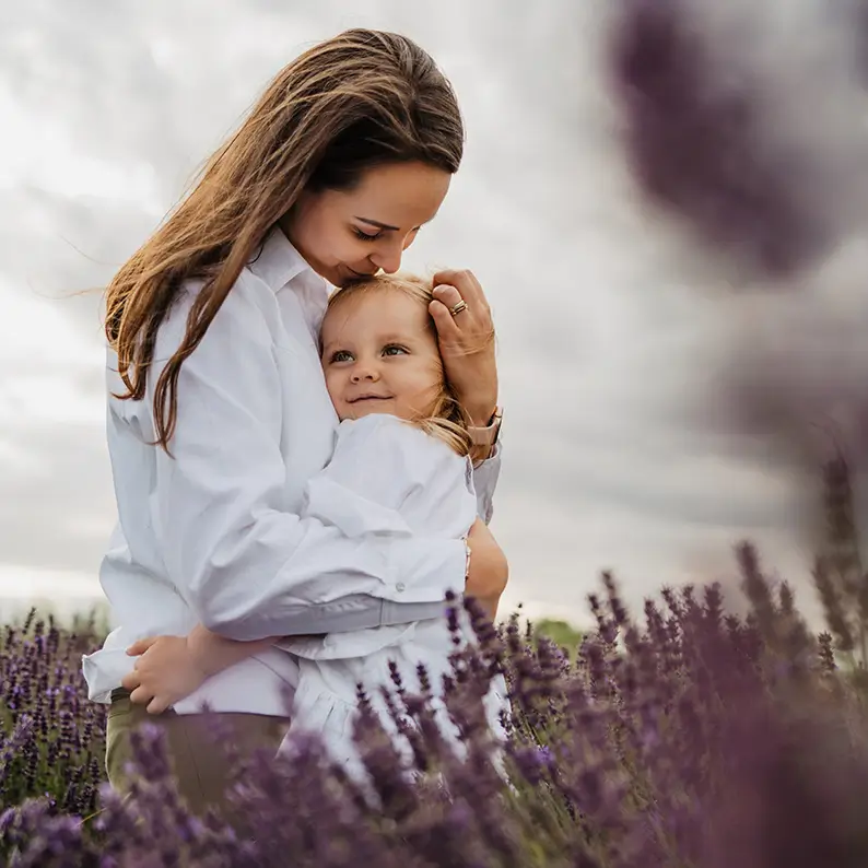 Pár si trúbi hlavy v jesenných listoch